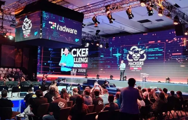 foto de un evento con un speaker de radware