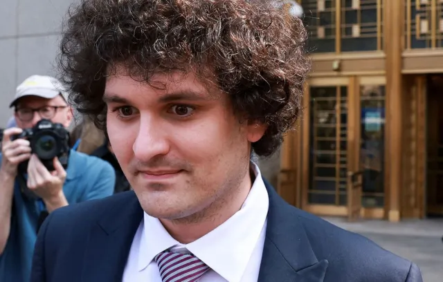Foto de una persona con traje mirando a la cámara