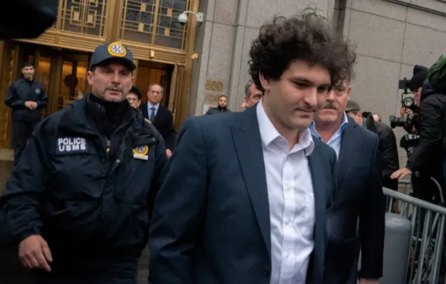 Hombre caminando por fuera de un capitolio con la cabeza gacha