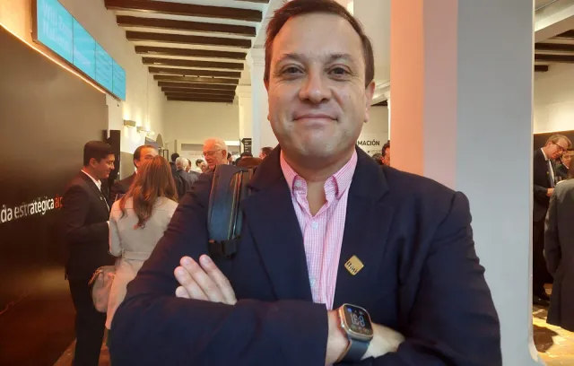 Foto de un hombre con los brazos cruzados mirando hacía la cámara 