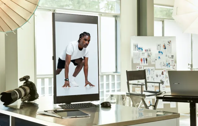 Foto de un cuarto con una pantalla de un hombre en posición deportiva