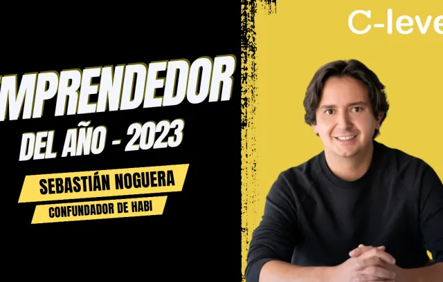 Fotografía de un hombre vestido de negro con un fondo amarillo