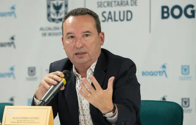 Persona hablando al frente de un micrófono
