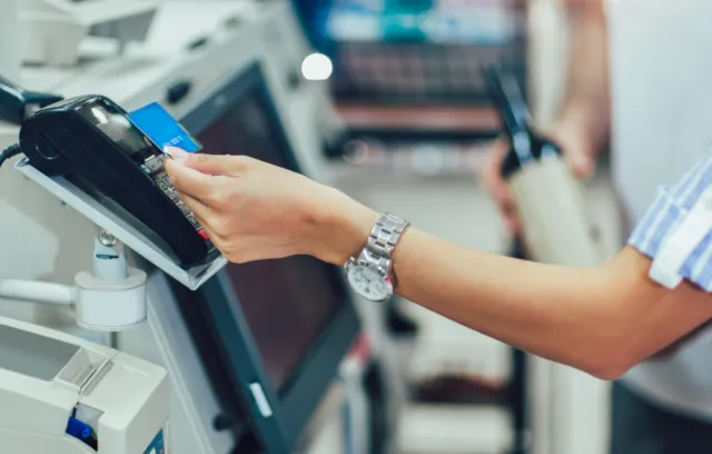 Foto de cajas de autopago o self checkout