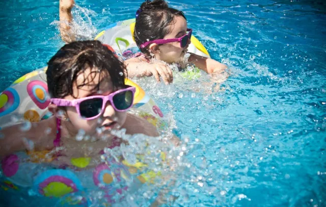 foto de dos niñas nadando en una piscina
