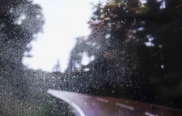 foto de un vehículo desplazándose por una carretera