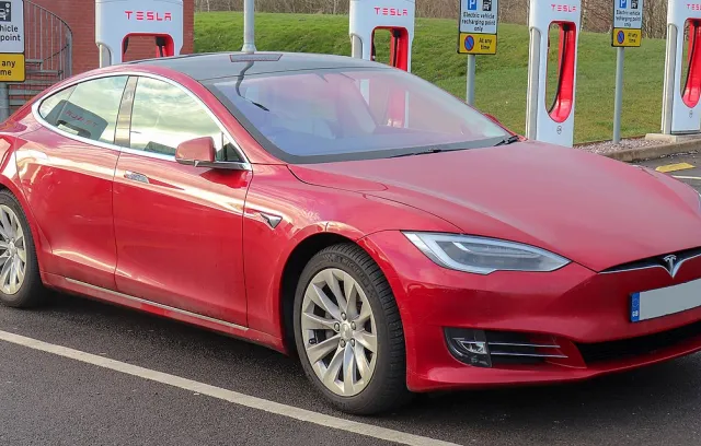 Foto de carro Tesla rojo