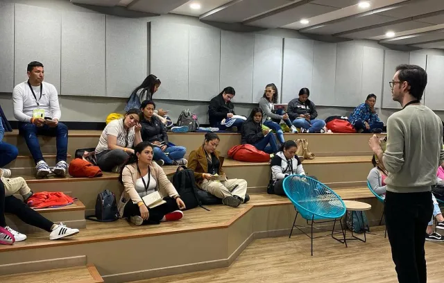 Salón de clases con profesor impartiendo enseñanza