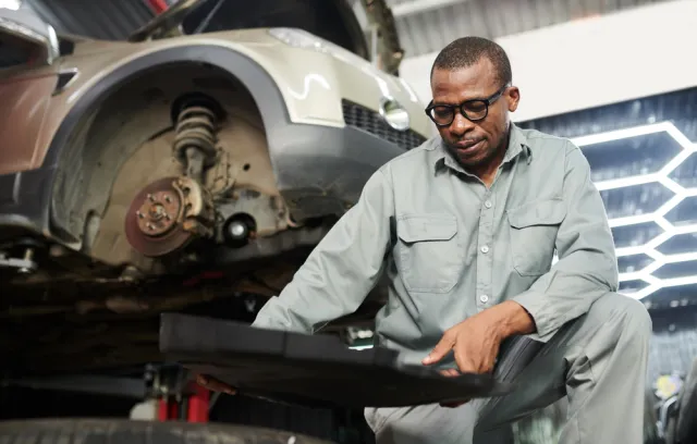 Trabajador de mazda mirando una tablet