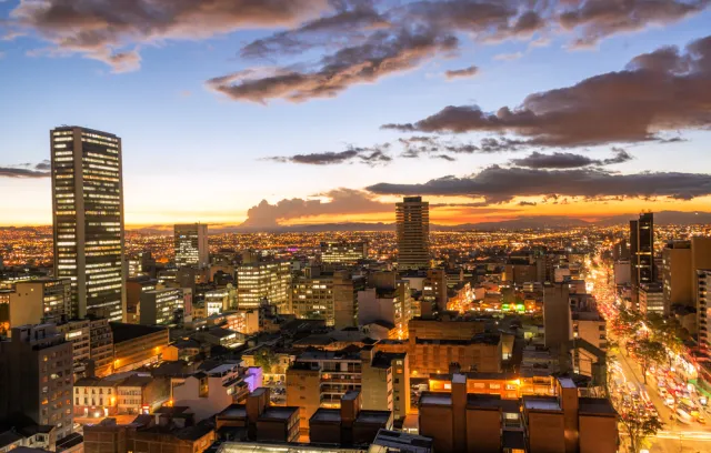 Una foto genérica de Bogotá con una puesta de sol