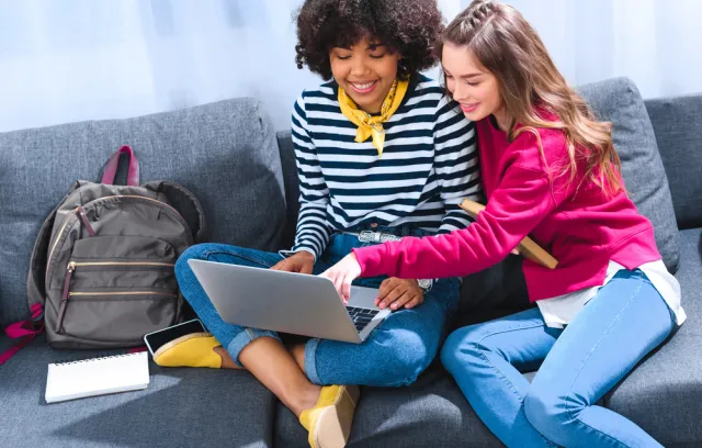 Foto de dos mujeres viendo un computador