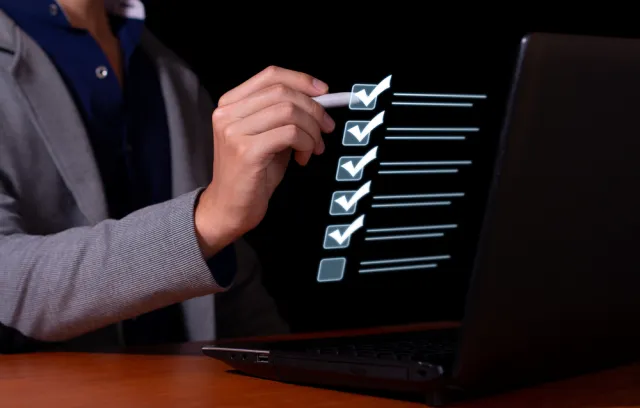 Foto de verificación de datos con lista de chequeo