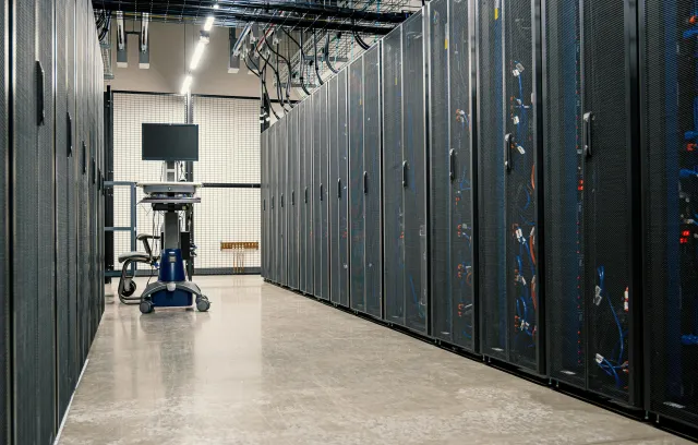 Fotografía de un centro de datos con computadores grises