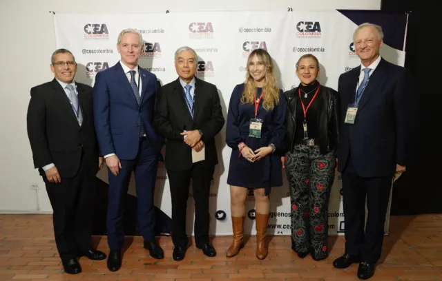 - Ramon Negron, asesor económico de la Embajada de EEUU - Brendan O'Brien, Ministro Consejero de la Embajada de EEUU - César Ferrari, Asesor económico del Presidente de la República  - Claudia Varela, Presidenta de la Junta Directiva del CEA y Presidenta de Biomarin Colombia - Adriana González, CEO de Mercer Colombia - Ricardo Triana, Director Ejecutivo del CEA