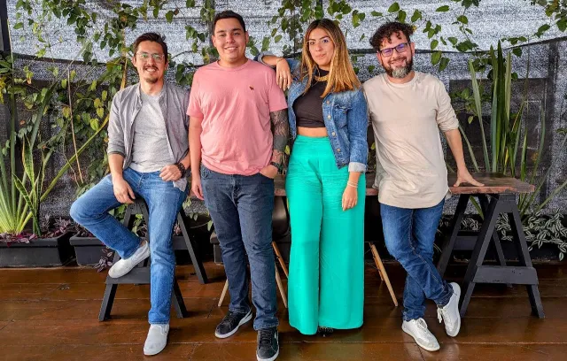 De izquierda a derecha: Eduardo Osorio, Head of People. Sebastián Obregón, CEO,  Melina Cruz, Head of Sales, Andrés Londoño, Head of Growth.