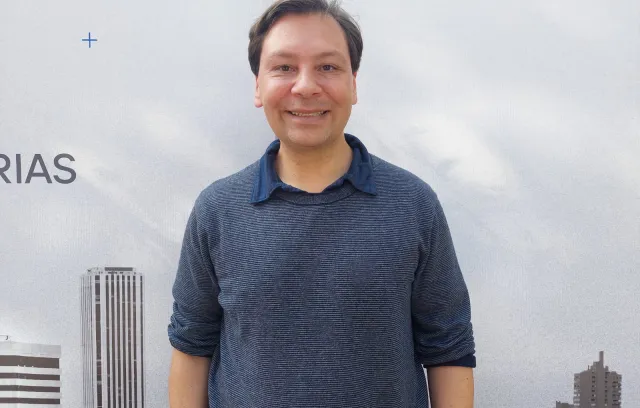Foto de una persona sonriendo a la cámara