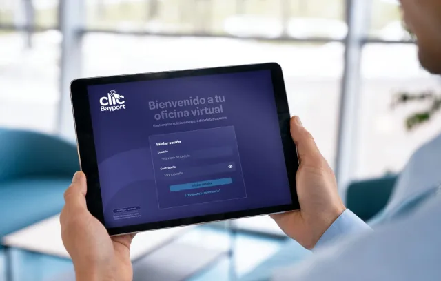 Foto de una persona mirando la tablet mientras la sostiene con ambas manos