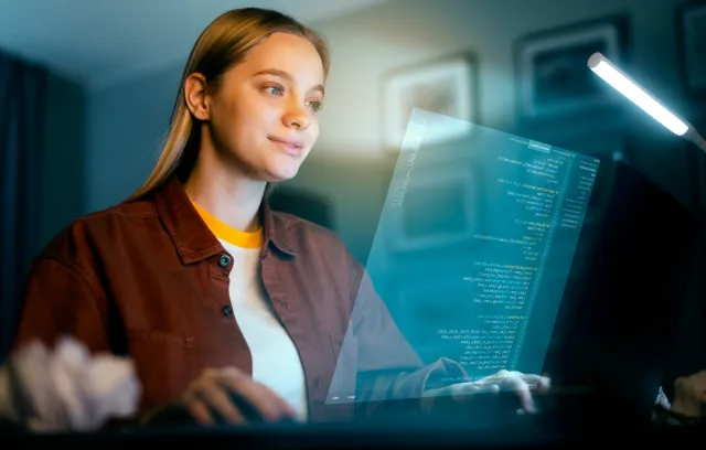Foto de mujer mirando un curso de análisis de datos
