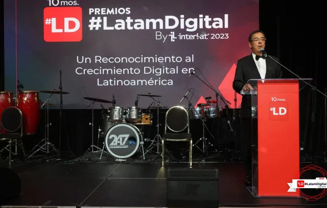 Foto de hombre presentando en los premios Interlat