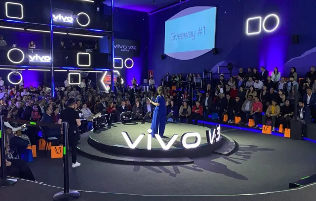 Foto de presentación de celulares V30 y V30 Lite
