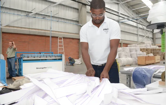 Hombre trabajando en fábrica de PAVCO