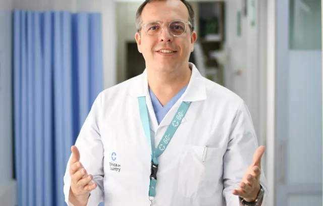 Foto del Doctor Alejandro Concha, Jefe del Servicio de Gastroenterología de la Clínica La Colina.