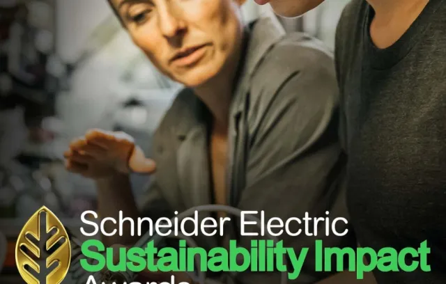 Foto de dos mujeres hablando con un texto que anuncia el premio de Schneider Electric