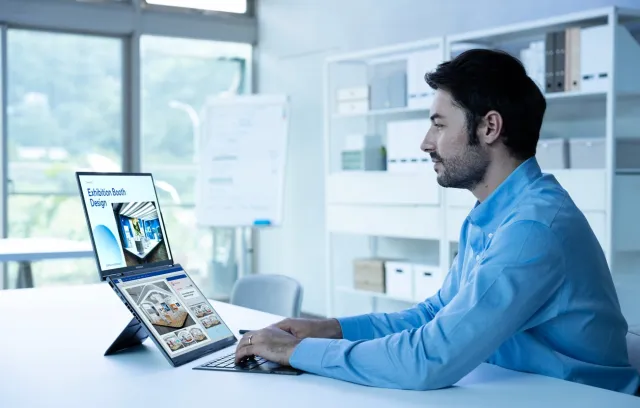 Foto de una persona trabajando en dos tablets