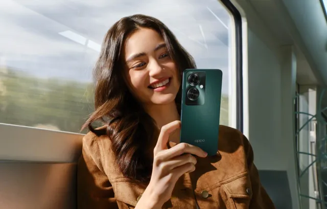 Chica sosteniendo el Oppo Reno11 F 5G