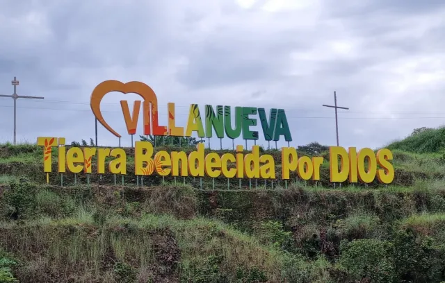 Una cartel encima de un acantilado 