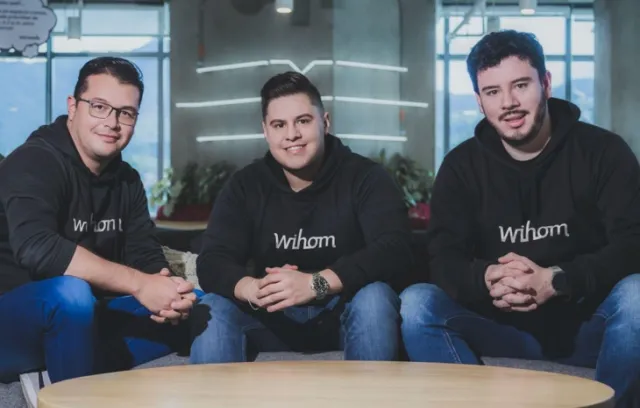 Tres personas sentadas