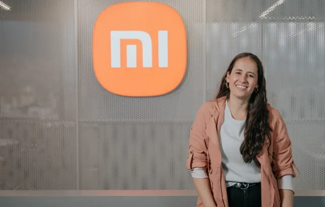 Foto de una mujer sonriendo a la cámara