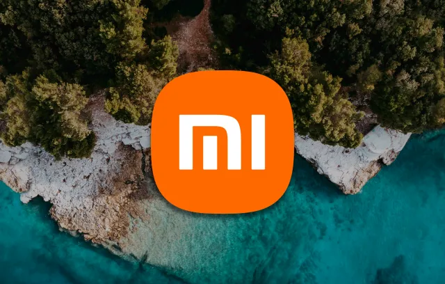 Logo de la marca con un fondo de playa
