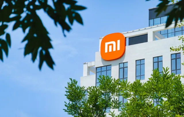 Un edificio con su logo en la esquina 