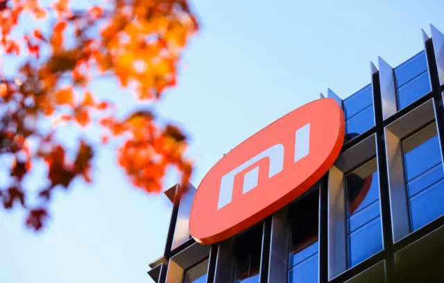Foto de un logo de xiaomi 