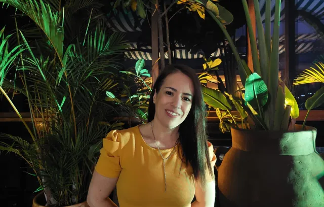 Fotografía de mujer con camiseta amarilla