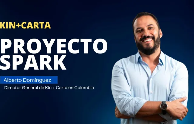 Un hombre sonriendo a la cámara