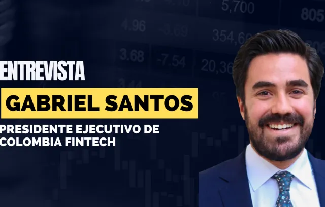 Foto de una persona con barba mirando a la cámara con un fondo azul