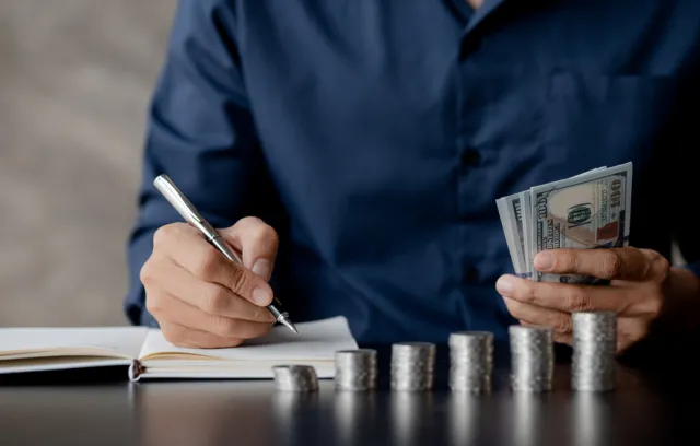 Persona contando dinero