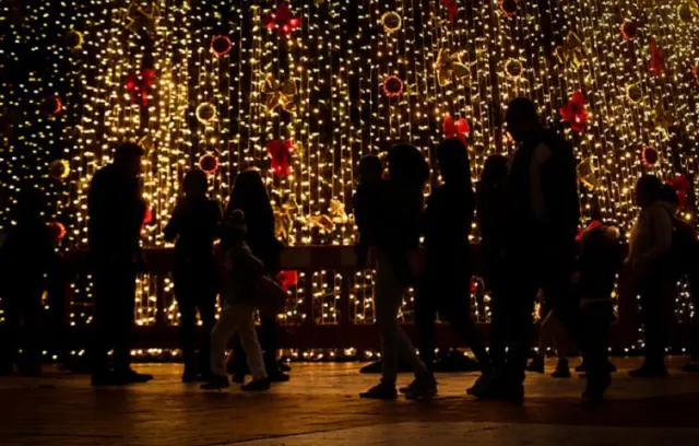 foto de personas con luces de fondo