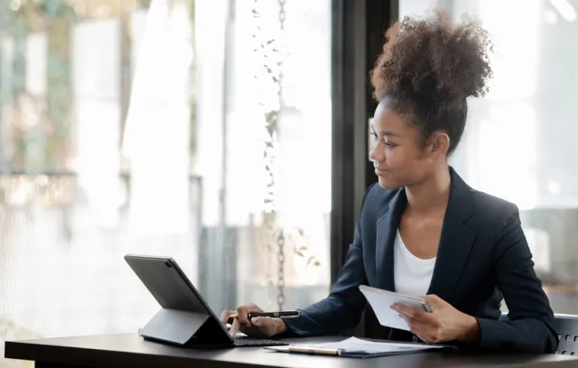 Mujer afro sentada en un escritorio