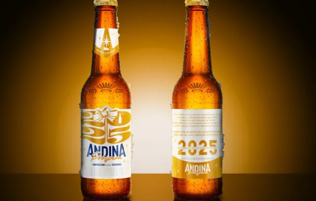 foto de dos botellas de cerveza con fondo amarillo