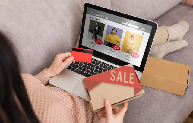 Foto de una mujer comprando por un pc