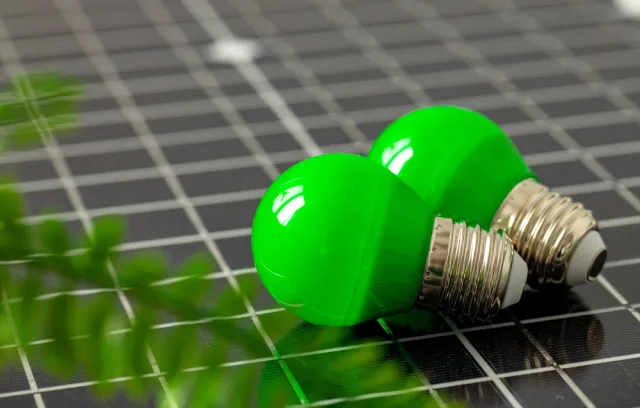 bombillo verde sobre un panelsolar