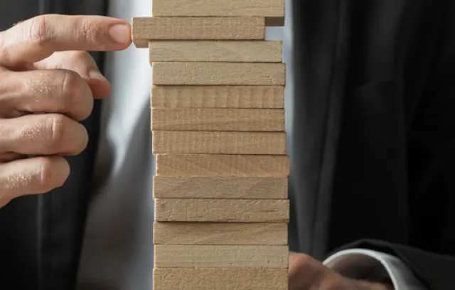 Representación de un hombre utilizando piezas del juego jenga