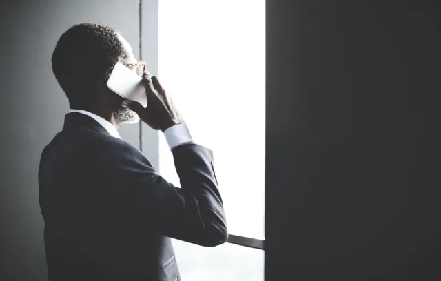 Hombre de negocios afro de espaldas