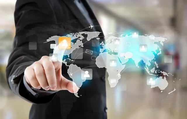 una persona señalando un mapa digital