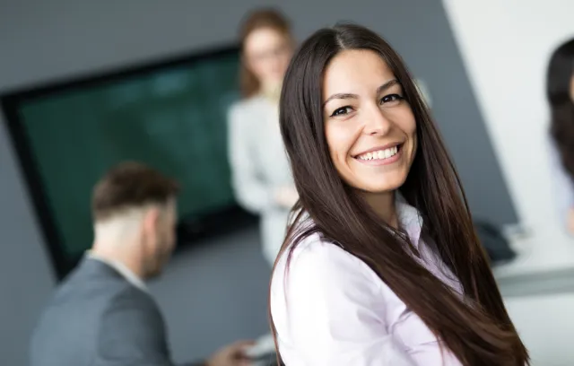 Mujer sonriendo a la cámara
