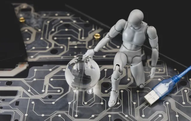 ciberseguridad reresentada en un robot blanco con un mundo en su mano