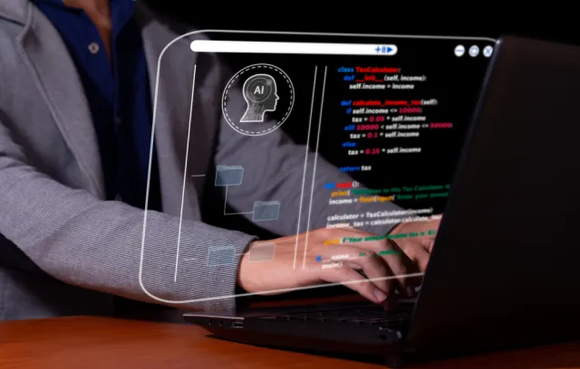 Foto de hombre escribiendo en un computador 